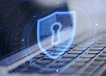 Laptop z symbolem ochrony danych i bezpieczeństwa sieci